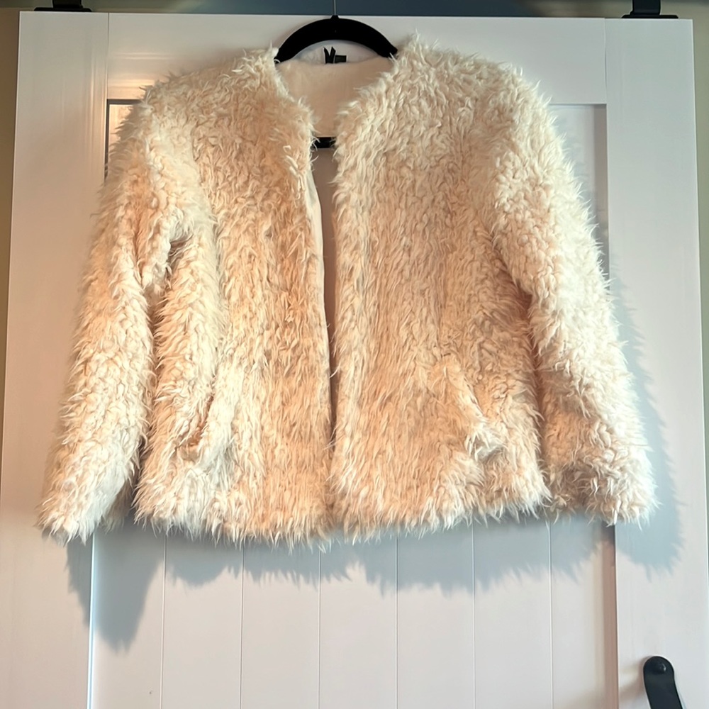 Kenzie Faux Fur off white jacket w/ pockets! (S/M)